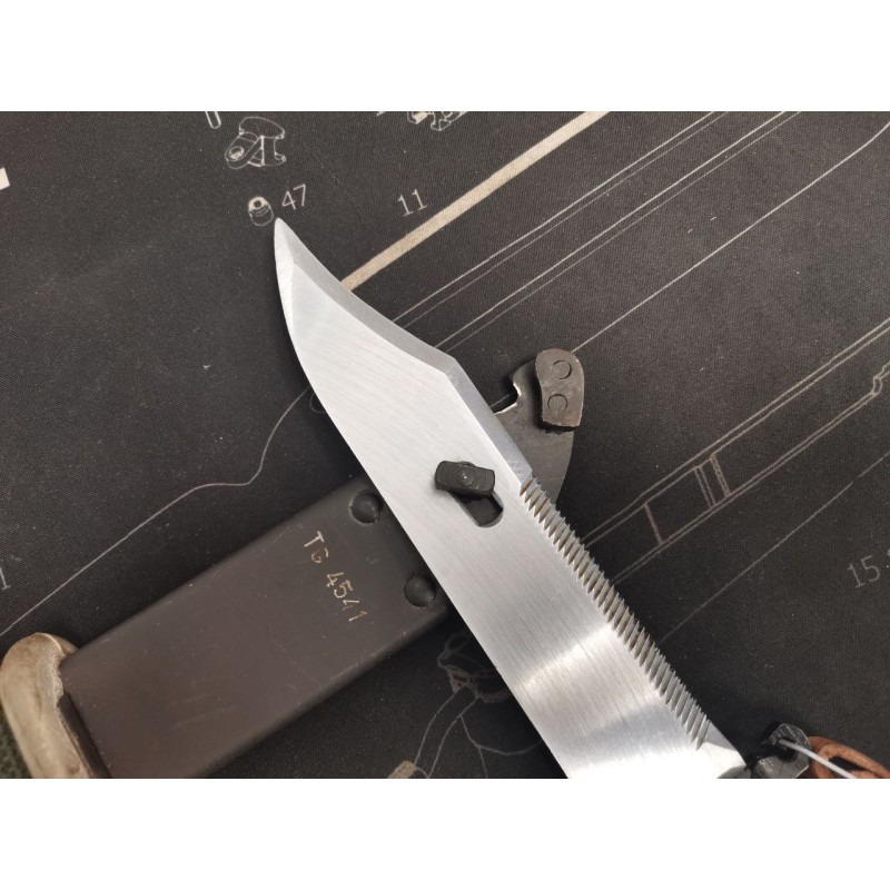 Baïonnette AK47 avec son fourreau métal